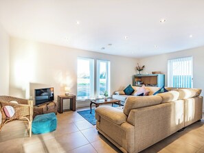 Living area | West Burnside Beach Cottage, Tayinloan