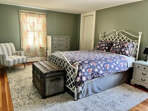 Master bedroom w firm queen mattress