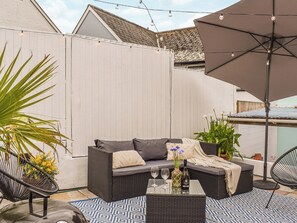 Sitting-out-area | Mermaids Rest, Appledore