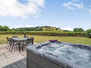 Hot tub | Pennant, Llanerfyl, near Welshpool