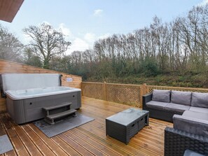 Hot tub | Waterside Lodge Four - Ashgrove Country Park, Elland