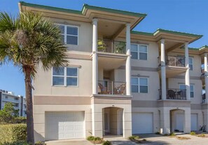 3 Stories Townhome 504 - Outside Closer Look