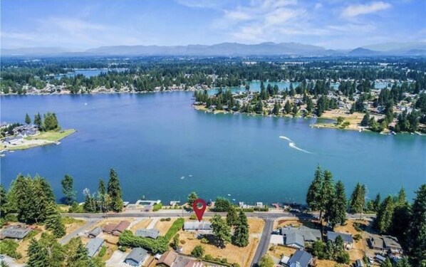 The Lakeside Vibes home and Lake Tapps.