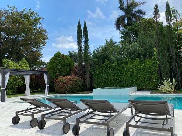 Pool & Pool Deck