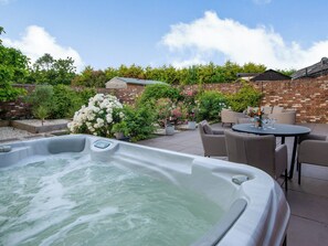 Hot tub | Yew Tree Farm, Ashford