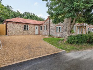 Paarking area | Clematis Cottage, Southrepps