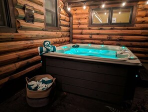 Imagine yourself with your family members or friends in this 7-person private hot tub after a day of hiking, skiing, snowboarding, or just because.