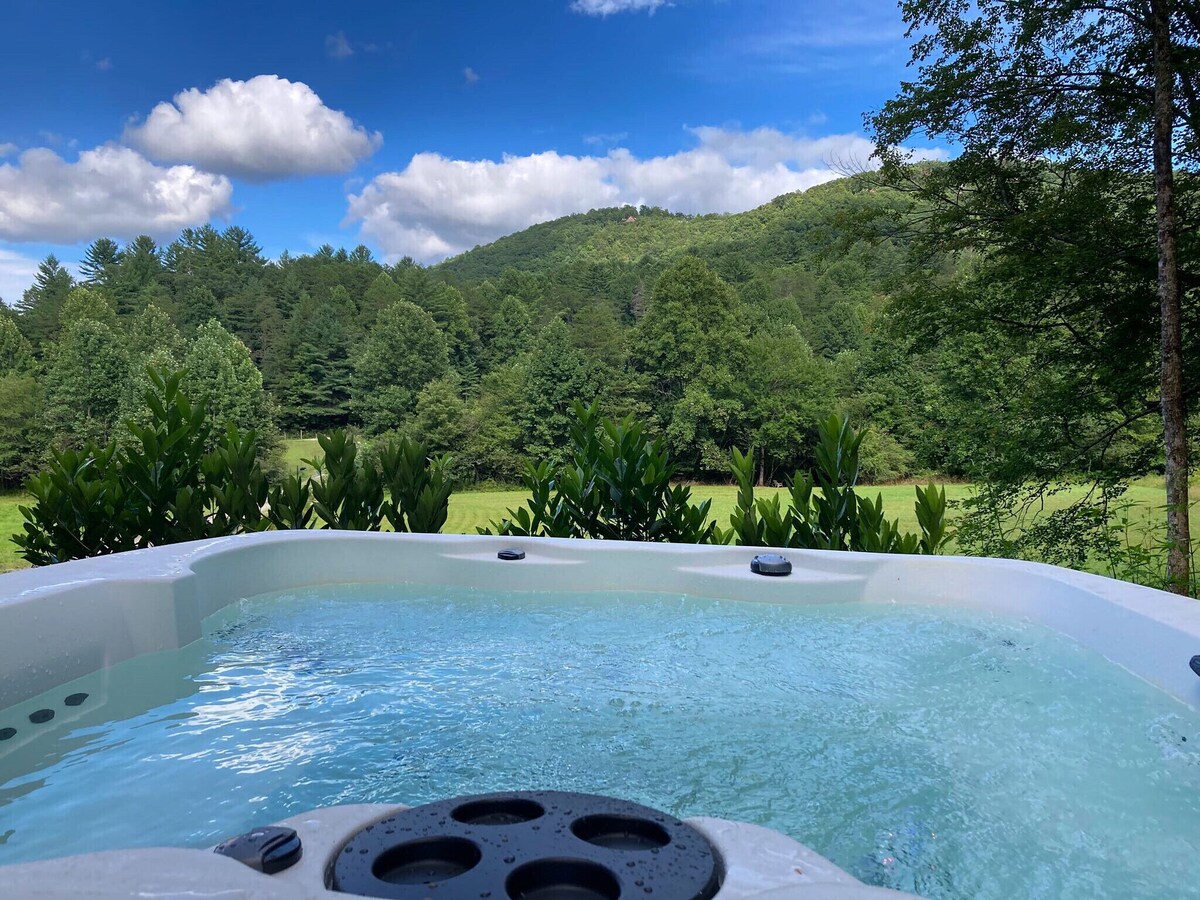 Creekfront Cabin w/Mtn Views and Hot Tub – 15mins to Downtown Blue Ridge