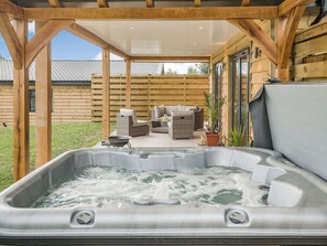 Hot tub | Bramley Lodge - Upper Holme Lodges, Lyonshall, near Kington