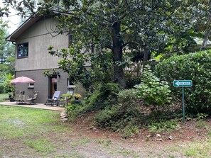 Entrance and 3 Dog Night sign