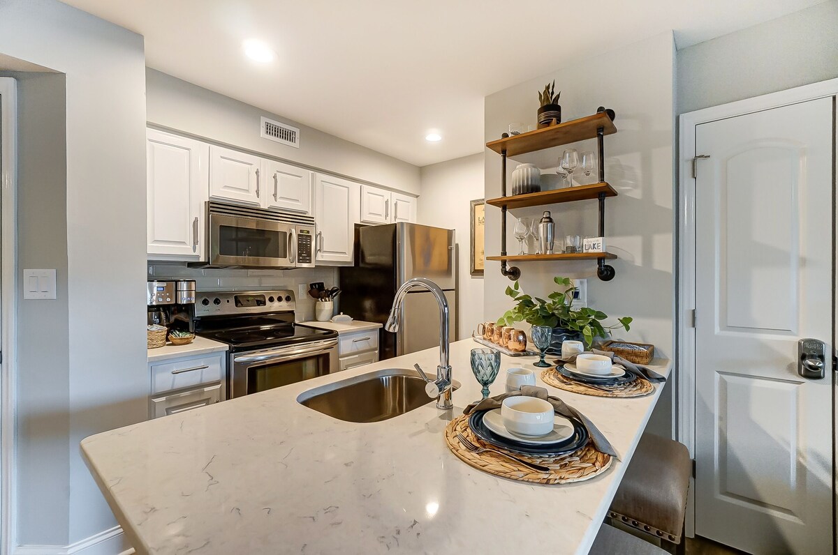 Beautiful Lake Norman waterfront location! Steps to pool, lake, restaurant!