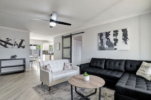 Comfortable living room tastefully decorated with neutral colors