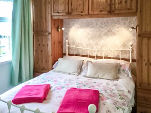 Double bedroom | Old Smithy BungalowsRobins Nest Bungalow, Welcombe, near Hartland