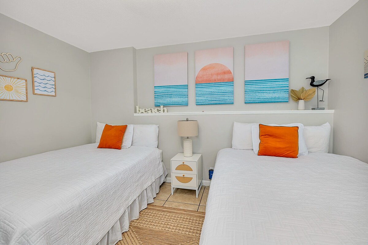 Swim, bike, relax: South Side Condo near East Beach with 6 bikes included