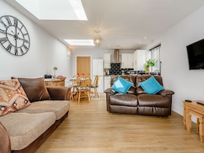 Open plan living space | Cozy Lodge, Market Rasen