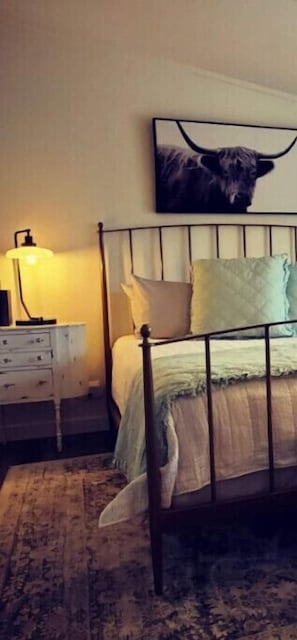 King bed. Can be rented for 2 on Airbnb.  https://airbnb.com/h/txcnest 