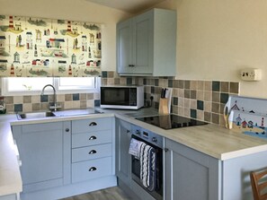 Kitchen | Old Smithy BungalowsSea Breeze, Welcombe, near Hartland