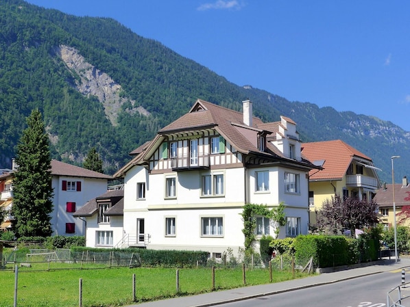 Pflanze, Himmel, Gebäude, Eigentum, Berg, Fenster, Baum, Haus, Rad