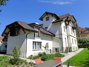 Pflanze, Himmel, Gebäude, Fenster, Eigentum, Wolke, Baum, Haus, Grundstueck