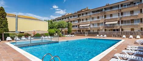 Water, Cloud, Sky, Building, Property, Daytime, Swimming Pool, Plant, Window, Azure