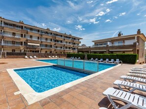 Cloud, Water, Sky, Building, Property, Daytime, Window, Plant, Swimming Pool, Azure