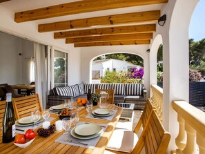 Tabelle, Möbel, Eigentum, Geschirr, Pflanze, Stuhl, Holz, Veranda, Dishware, Interior Design