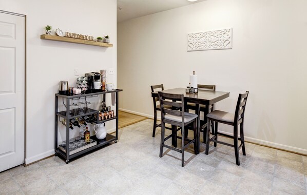 Cheers to Good Times in the Stylish Bar Area!