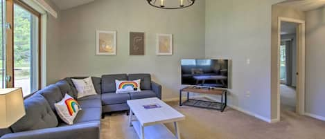 Bartlett Vacation Rental | 1BR | 2BA | Loft | 1,386 Sq Ft | Stairs Required