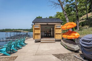 Lakeside tiki bar, kayaks and seating!!