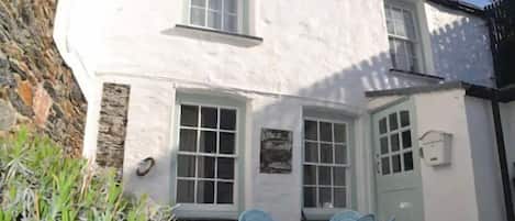 Sunny Corner is situated the heart of atmospheric Port Isaac, just minutes from the harbour