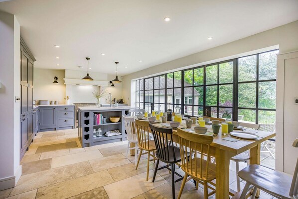 Willows House Kitchen/Dining Area - StayCotswold