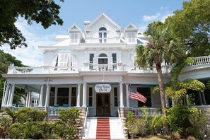 Curry Mansion Inn - Built in 1869, the iconic Curry Mansion features 29 unique guest rooms situated in three distinctive structures, along with a collection of unique architectural details.