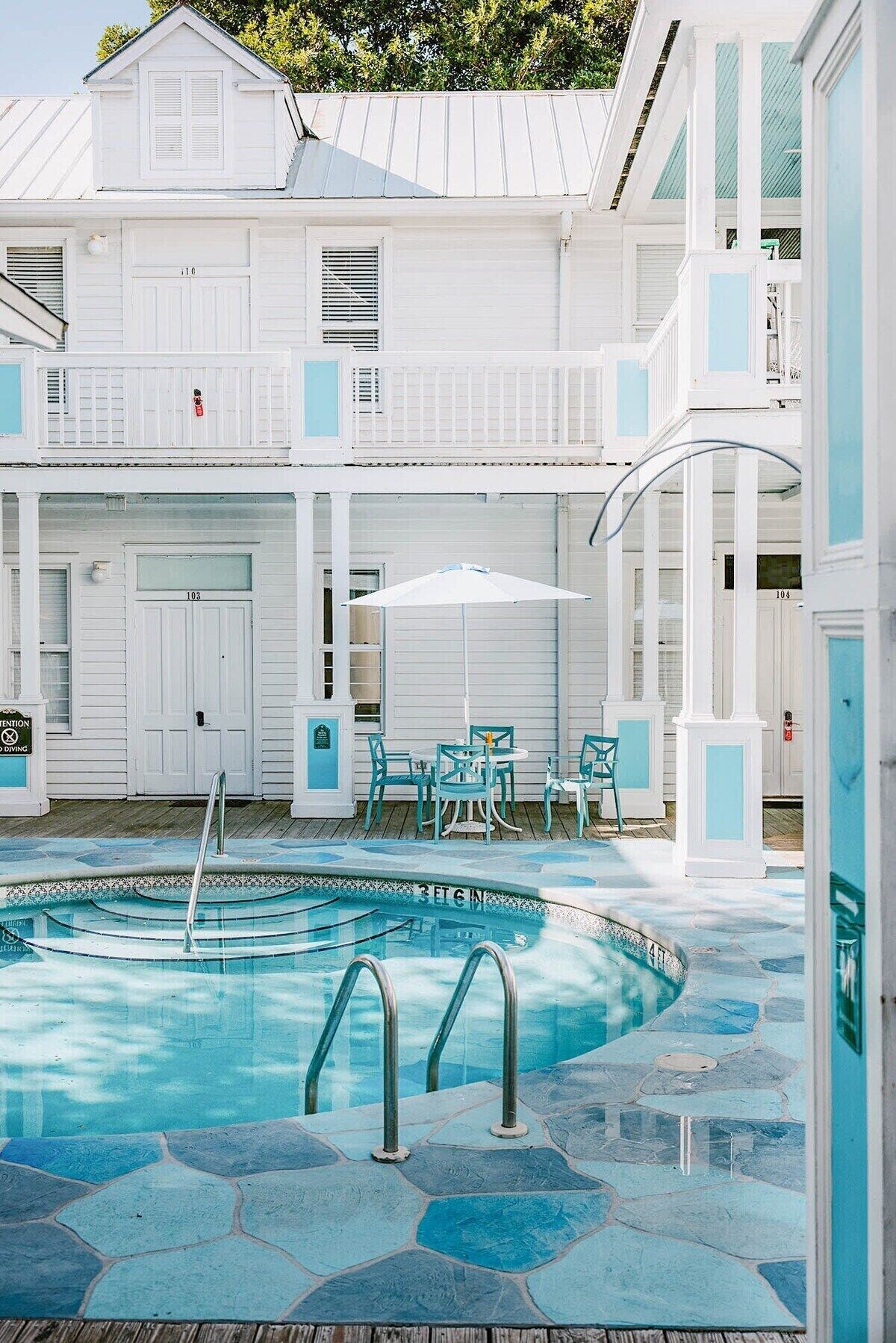 Classic King with Private Balcony – Curry Mansion