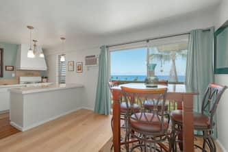 Kona Mansions#309 Top Floor,Beautiful, AC, Located in Heart of Town