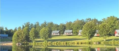 vue de l'autre côté du lac
