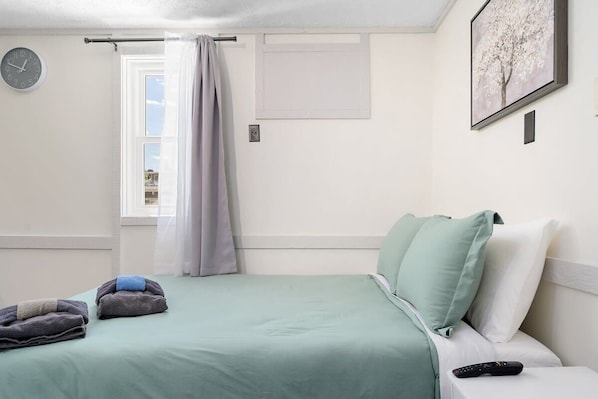 Unwind after a day full of exploring all things Traverse City in this Queen Bed.