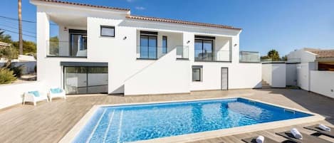Modern Carvoeiro Villa | 6 Bedrooms | Villa Olive | Private Pool | Close to Amenities