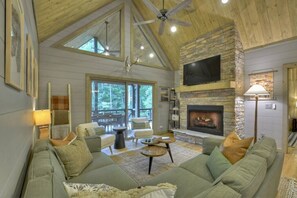 Enjoy luxurious furnishings and quality time with your loved ones at Wood Nest Retreat!