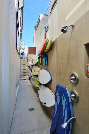 Surf/Paddle/BoogieBoards, Swimfins, Umbrellas, SandToys, hot/cold outdoor shower