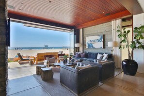 Enjoy the Beach breezes & ocean waves from the FRONT ROW!