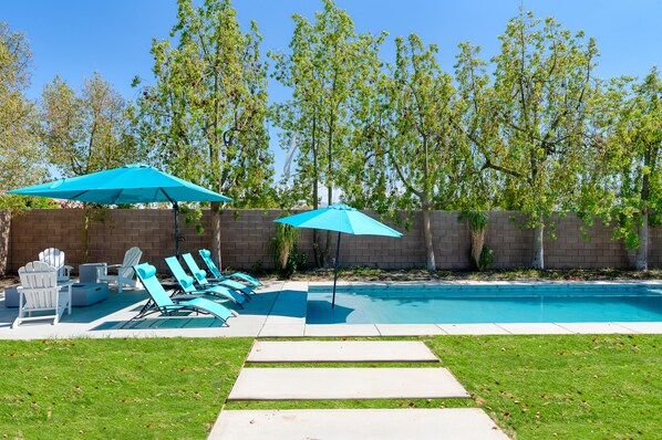 Desert Haven-Pool, Loungers, Firepit, what more do we need in the desert?