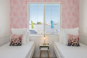 Pink room with views to the pool and garden 