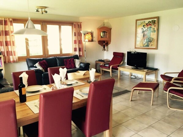 Meubles, Table, Propriété, Cadre, Chaise, Fenêtre, Design Intérieur, Bâtiment, Sol, Bois