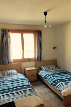 Meubles, Propriété, Fenêtre, Bâtiment, Confort, Bleu Azur, Bois, Ombre, Design Intérieur