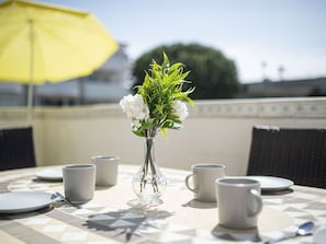 Geschirr, Tabelle, Eigentum, Möbel, Drinkware, Dishware, Regenschirm, Tischdecke, Dekoration, Tasse