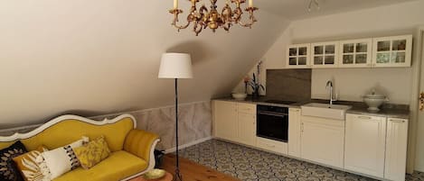 Ferienwohnung "Veilchen", 60qm, 1 Schlafraum, max. 2 Personen-Küchenzeile / Wohnbereich