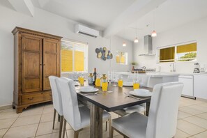 This fully equipped kitchen, which includes a spacious kitchen counter and a 6-seater dining table, as well as a bright and clean interior design, will undoubtedly set the tone.