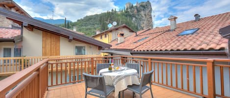 Grande terrasse exposée sur les toits du centre historique d\'Arco