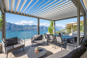 Außenbereich mit Pergola, Essbereich für 8 und Couchecke