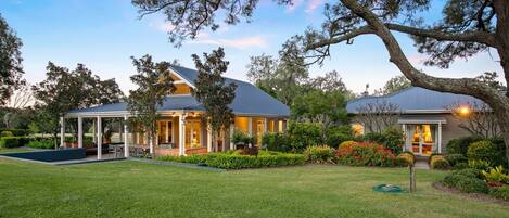 OMG! Amazing countryside home with vineyard views!